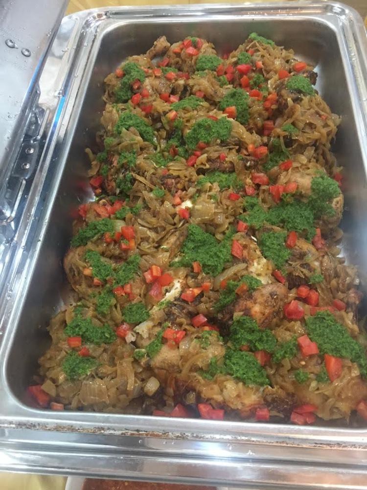 Plat chaud garni d'herbes fraîches et de tomates