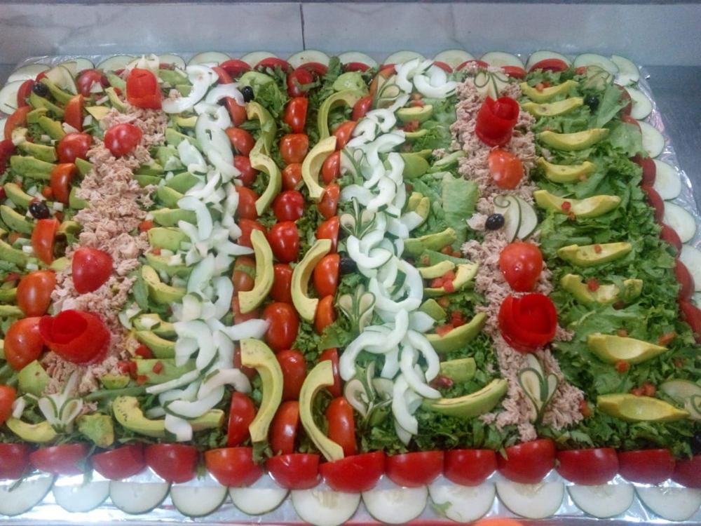 Grande salade composée colorée dressée par Cheffe Fleur : avocat, tomates, oignons et œufs